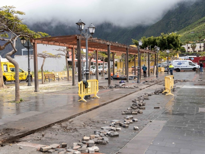 El Ayuntamiento de La Frontera inicia la instalación de placas solares en las pérgolas de la Plaza Benito Padrón